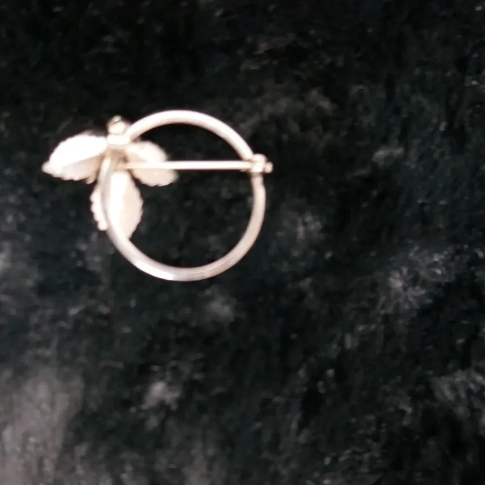 Vintage Signed Giovanni Brooch Silver Tone Rose Flower Blossom Circle Wreath